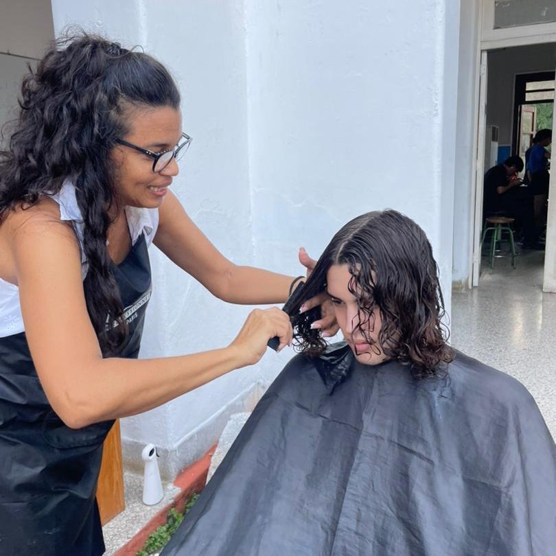 CNEArtCuba's tweet photo. Como parte de las actividades en conmemoración del #DíaDelEstudiante se realizó un intercambio de #EstiloYModa con los estudiantes de la @SanAlejandro18. Las estilistas de la ciudad complacieron los más caprichosos estilos de peinados y cortes de los estudiantes. #CubaEsCultura https://t.co/ezZtVBzkPM