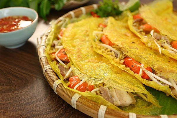 Indulge in the exquisite flavors of Vietnamese cuisine with Bánh Xèo, a savory pancake filled with shrimp, pork, bean sprouts, and herbs. Crispy on the outside, it offers a delightful contrast to the tender filling. #VietnameseFood #BanhXeo #VietnameseCuisine #Foodie 🌮🥗