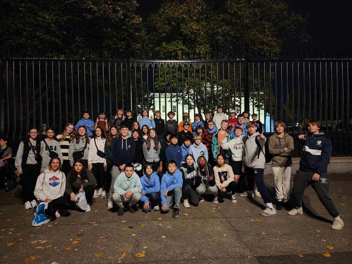 coachmal1's tweet photo. DC bus 4, my group and most of the HMS 8th graders at the White House https://t.co/EHud8ulRhb