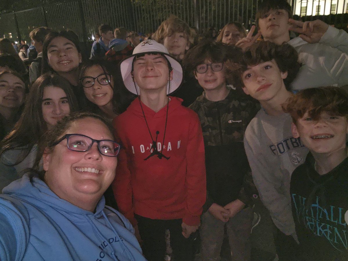 coachmal1's tweet photo. DC bus 4, my group and most of the HMS 8th graders at the White House https://t.co/EHud8ulRhb