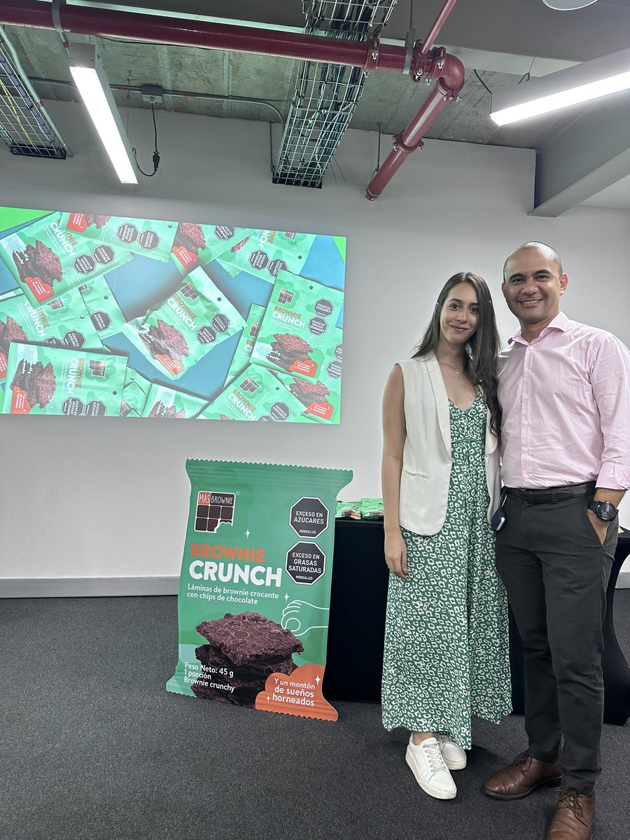 caperex's tweet photo. Tras 4 años de trabajo, Ana María y Daniel desarrollaron un extraordinario producto. Participaron en la 1ra versión de #RetoCluster Macrosnacks con el apoyo de @camaracali, @InnpulsaCol y @UnivalleCol. Hoy lanzaron Brownie Crunch. Felicitaciones, éxitos y gracias!! https://t.co/vnIZqkReRK