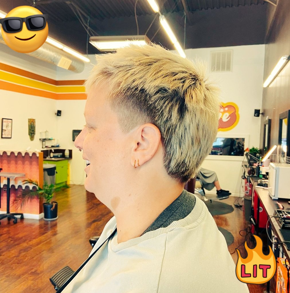 BronxBellaCuts's tweet photo. Clean cut for Lee. 👍🗽 #bronxbellacuts #bronxbella #atx #austintx #austinbarber #atxbarber  #austinbarber #reunionbarbershop #barber #barbershop #fade #fadehaircut #freshcut https://t.co/cW6Dw3edTs