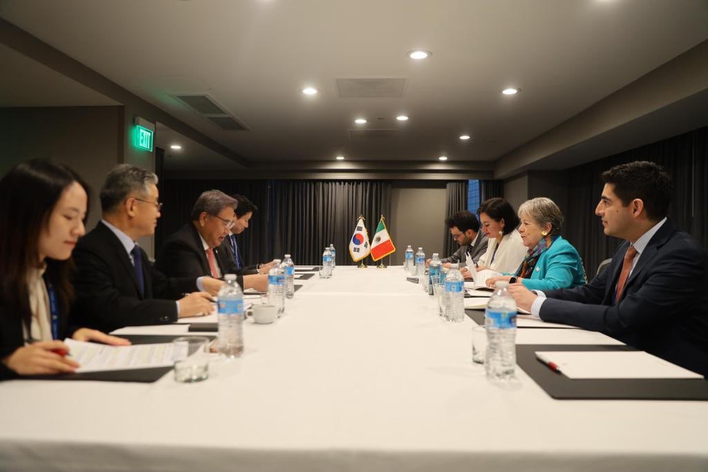 Fructífera reunión con mi homólogo de República de Corea <a href="/FMParkJin/">FM ParkJin</a>. Nuestros lazos económicos son la base de nuestra relación y🇲🇽es su principal socio comercial en America Latina. 
Hay gran interés de empresas de la República de Corea a invertir en Mexico.