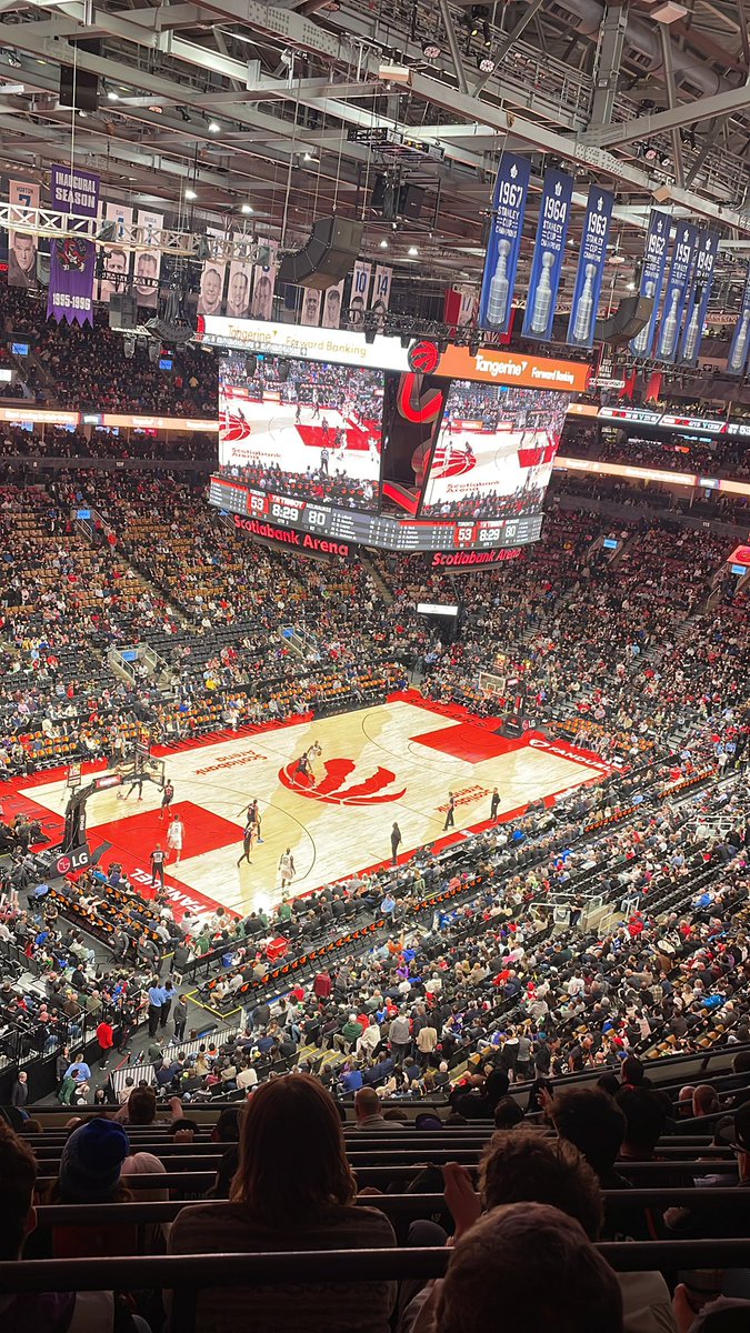 SuperC17_'s tweet photo. 1er match #NBA de ma vie et j’assiste à un récital de #Lillard ⌚️
ÉNERVÉ ! IL EST EN FEU 🔥
#TeamNBA #Raptors #Bucks https://t.co/Ts3TaRwBwz