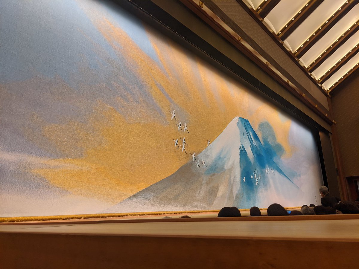88VER3's tweet photo. 久しぶりに歌舞伎見てきました〜！！「吉例顔見世大歌舞伎（夜の部）」です！今回は花道横の一等席で観劇☺役者の表情、息遣いが間近で感じられて感激した🤯 https://t.co/JCPzAUx0UH