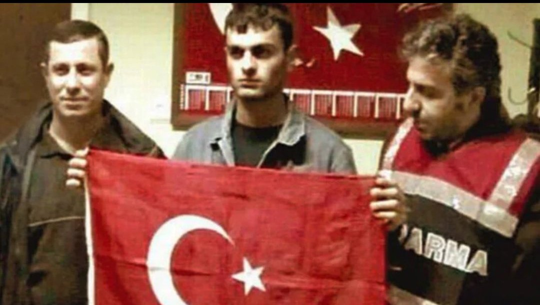 Ortada ki, Fetoşçuların ve Diasporanın emri ile Hrant Dink'i öldürüp, Türkiye'yi Avrupa arenasında soykırımcı, barbar, ırkçı göstermek isteyenlere uşaklık yapan tetikçi katil... 

Soldaki komiser kılıklı Fetoşçu, Fetö üyeliğinden cezaevinde...
Sağdaki asker kılığındaki, sümüklü