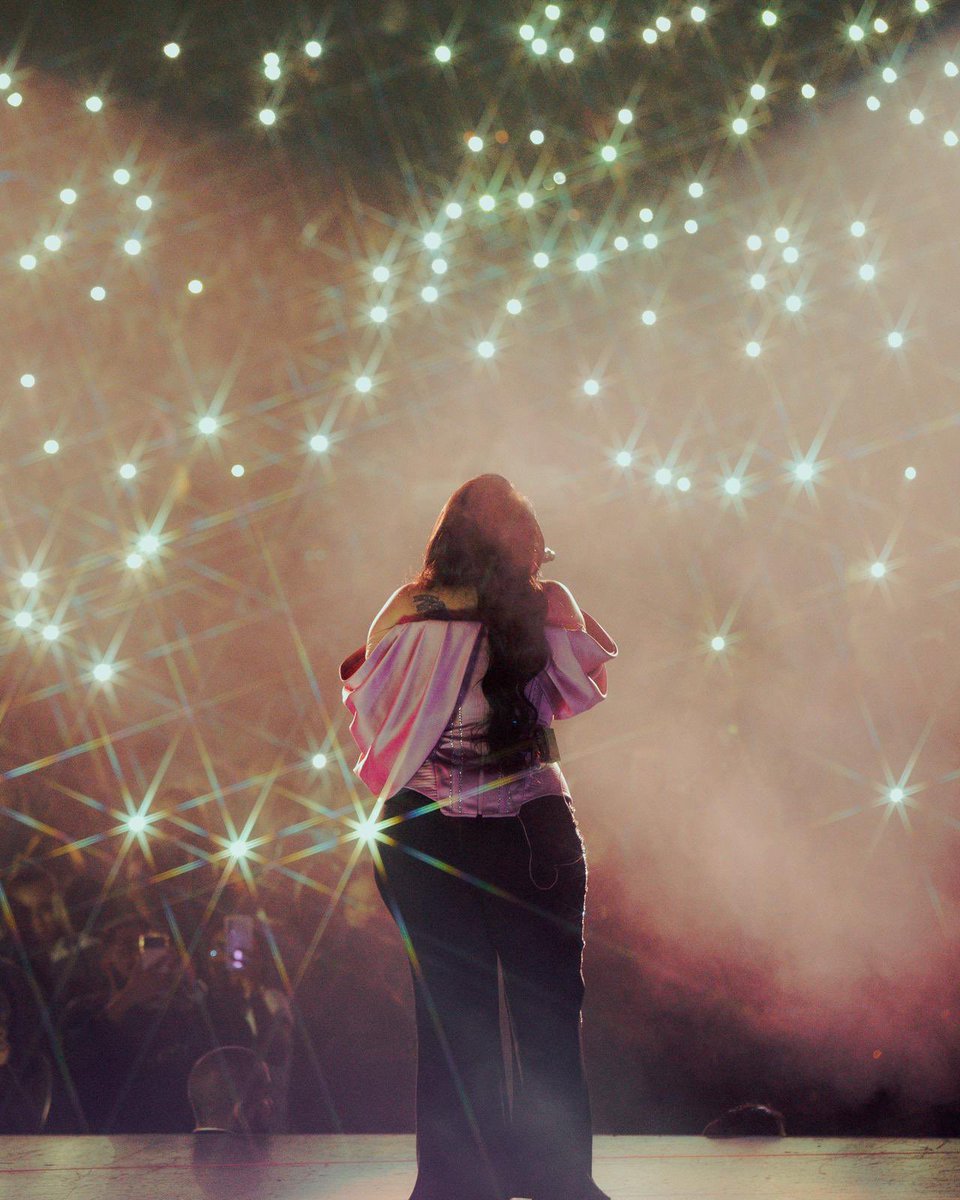 CarlaMorrisonmx's tweet photo. Salir al escenario y ver a todo el público ahí, emocionado, cantando todas las canciones, mirar las lucecitas, las propuestas, las sorpresas fue increíble! Mi corazón latía tan fuerte y a la vez la voz de Dios me decía que estuviera tranquila porque donde hay amor no hay miedo y se sentía que todos venían a dar y sentir amor, a desahogarse, a disfrutar y a celebrar el cierre de esta gira!! Sentía tanta emoción y agradecimiento, la verdad es que todo fue súper mágico! Especialmente el octeto de cuerdas, las coristas, @elsayelmar y especialmente #Denisse fue un sueño! #ElRenacimientoTour