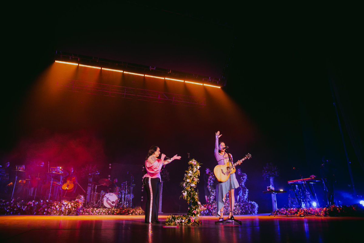 Salir al escenario y ver a todo el público ahí, emocionado, cantando todas las canciones, mirar las lucecitas, las propuestas, las sorpresas fue increíble! Mi corazón latía tan fuerte y a la vez la voz de Dios me decía que estuviera tranquila porque donde hay amor no hay miedo y