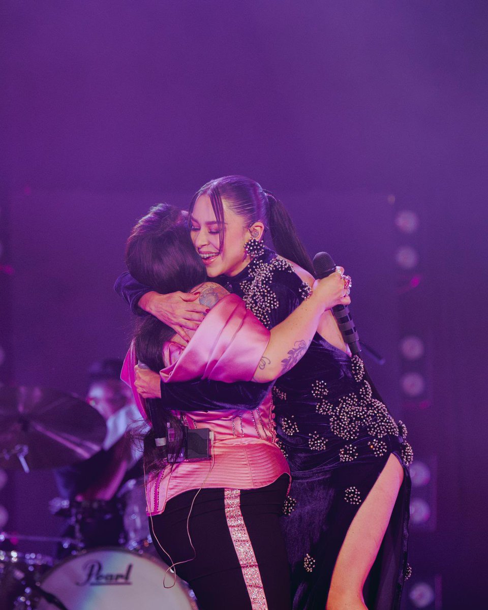 CarlaMorrisonmx's tweet photo. Salir al escenario y ver a todo el público ahí, emocionado, cantando todas las canciones, mirar las lucecitas, las propuestas, las sorpresas fue increíble! Mi corazón latía tan fuerte y a la vez la voz de Dios me decía que estuviera tranquila porque donde hay amor no hay miedo y se sentía que todos venían a dar y sentir amor, a desahogarse, a disfrutar y a celebrar el cierre de esta gira!! Sentía tanta emoción y agradecimiento, la verdad es que todo fue súper mágico! Especialmente el octeto de cuerdas, las coristas, @elsayelmar y especialmente #Denisse fue un sueño! #ElRenacimientoTour
