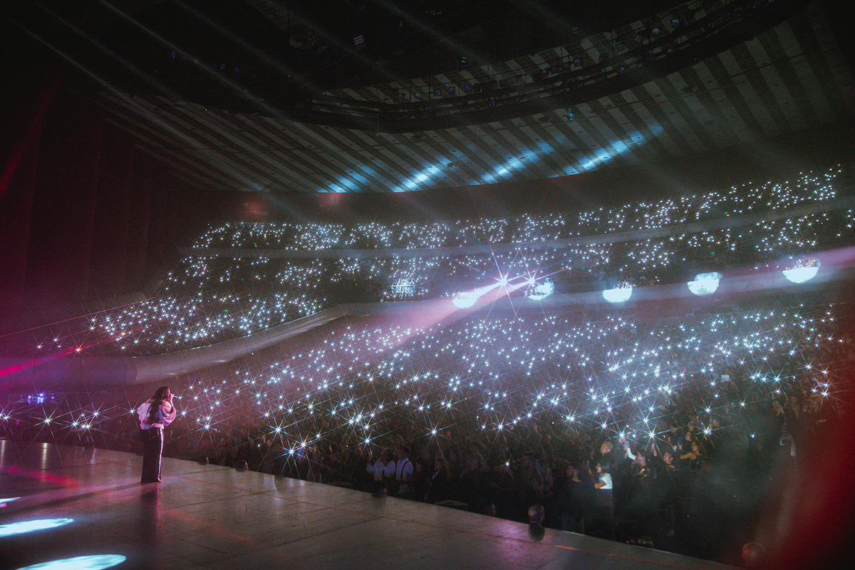 CarlaMorrisonmx's tweet photo. Salir al escenario y ver a todo el público ahí, emocionado, cantando todas las canciones, mirar las lucecitas, las propuestas, las sorpresas fue increíble! Mi corazón latía tan fuerte y a la vez la voz de Dios me decía que estuviera tranquila porque donde hay amor no hay miedo y se sentía que todos venían a dar y sentir amor, a desahogarse, a disfrutar y a celebrar el cierre de esta gira!! Sentía tanta emoción y agradecimiento, la verdad es que todo fue súper mágico! Especialmente el octeto de cuerdas, las coristas, @elsayelmar y especialmente #Denisse fue un sueño! #ElRenacimientoTour