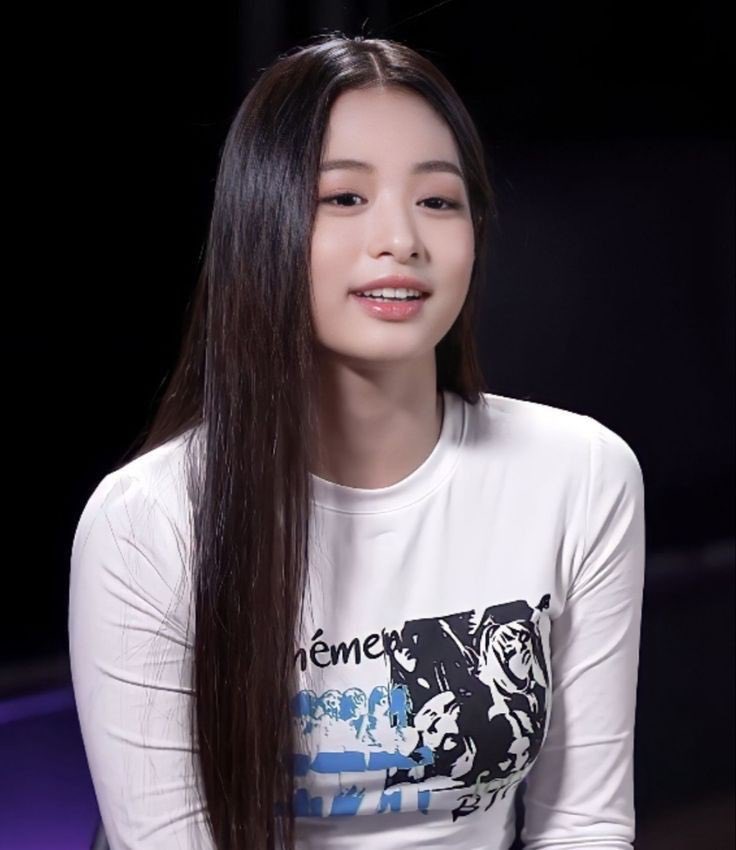 BabyBlack_twt's tweet photo. “มีรายงานว่า #BABYMONSTER จะยังคงเป็นวงที่มีสมาชิก 7 คน”

- #AHYEON ไม่สามารถเข้าร่วมในกิจกรรมเดบิวต์ได้เนื่องจากปัญหาด้านสุขภาพ
- YG ยืนยันว่าข่าวลือเรื่องการถอนตัวของอาฮยอนไม่เป็นความจริง โดยระบุว่า “อาฮยอนจะโฟกัสที่การพักฟื้นจากปัญหาสุขภาพ ทำให้การเดบิวต์ของ BM จะดำเนินการโดย มบ 6 คน”

* ขณะนี้ยังไม่มีแถลงการณ์อย่างเป็นทางการฉบับใหม่จาก YG