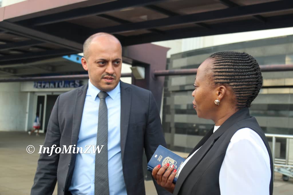 A delegation from the United Arab Emirates has landed at Robert Gabriel Mugabe International Airport in Harare. 

The delegation has come for an exchange programme dubbed the Zimbabwe Government Experiences Exchange Programme Workshop. 

#Engagement 
#ZimbabweUAE

📸 @InfoMinZW