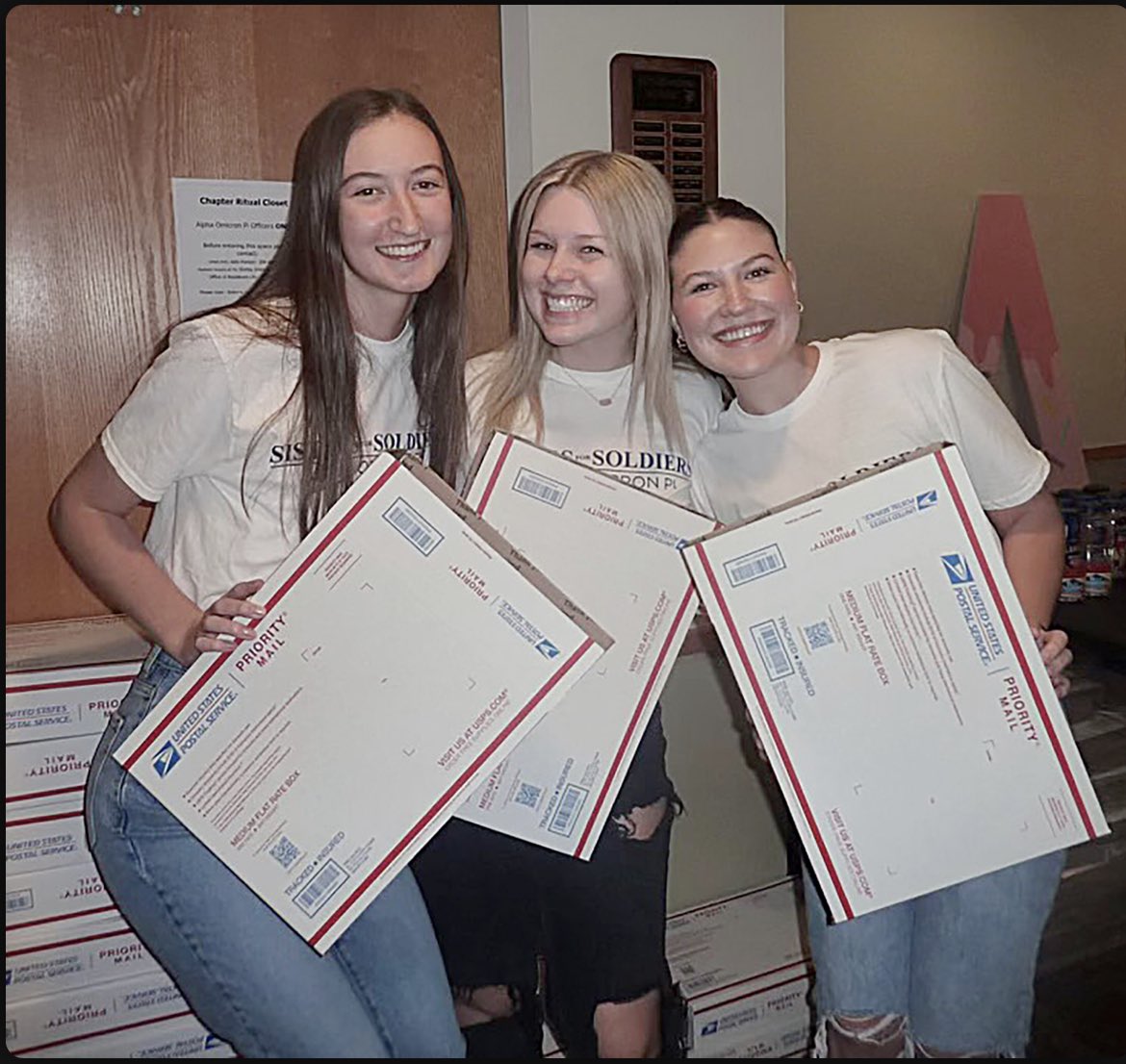 <a href="/ameliag1422/">amelia gocke</a> and her Sorority sisters 🫶supporting 🇺🇸troops for the holidays. unknews.unk.edu/2023/11/15/spr…