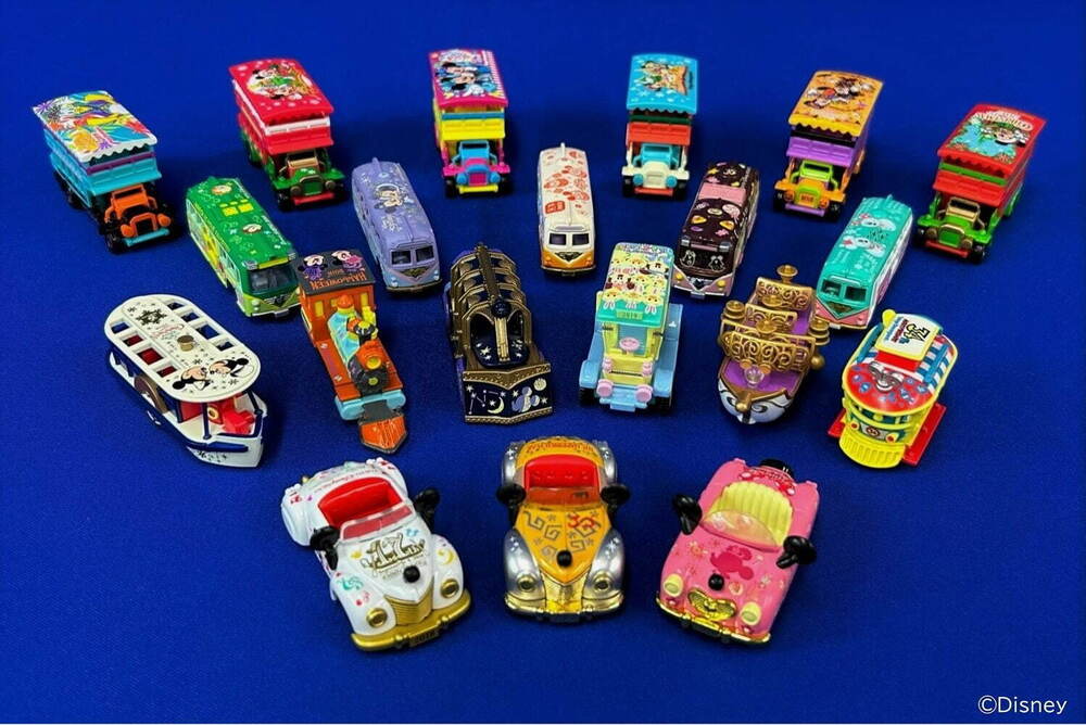 fashionpressnet's tweet photo. 東京ディズニーリゾート“歴代グッズ”の企画展がイクスピアリで、過去のポップコーンバゲットなどを展示 - https://t.co/4wXsZPNwng https://t.co/Z33RvpVhBx
