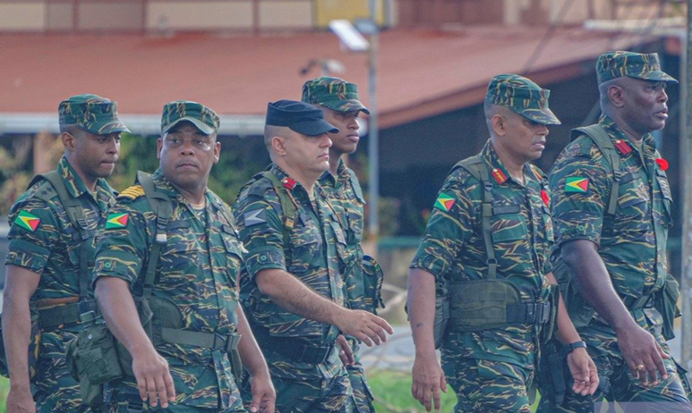 AntroCanal's tweet photo. Algún conocedor del Tema militar; el uniformado con gorra azul y bandera guyanesa en tono gris (y piel  blanca)... por qué la diferencia a los demás uniformes? #15Nov https://t.co/pDLV0VQVHv