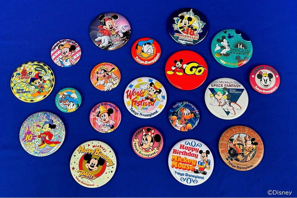 fashionpressnet's tweet photo. 東京ディズニーリゾート“歴代グッズ”の企画展がイクスピアリで、過去のポップコーンバゲットなどを展示 - https://t.co/4wXsZPNwng https://t.co/Z33RvpVhBx