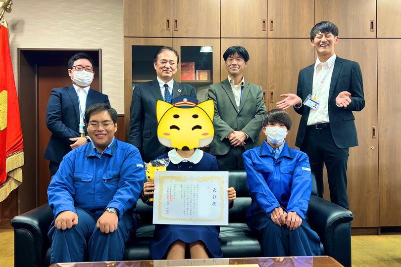 OHMI_railway's tweet image. #近江イラストこんTESt.  彦根編🏯
住民賞の表彰です🎉

Web投票により選ばれたのは、彦根東高校生徒さんの作品でした❗️

近江鉄道と琵琶湖をモチーフに、水上を走る風景と水面に反射してゆらめく姿が描かれています♪

受賞おめでとうございます🦊🎉

次回は社長賞の表彰です❗️

#みらいファクトリー