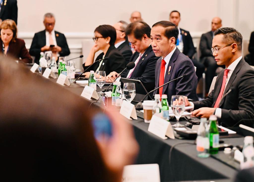 jokowi's tweet photo. ASEAN merupakan kawasan strategis yang memiliki modal kuat untuk menjadi pusat pertumbuhan dunia. ASEAN juga memiliki sejumlah kekuatan yang menjadi aset penting seperti pertumbuhan ekonomi di atas rata-rata dunia, demografi usia muda yang besar, dan stabilitas kawasan yang selalu terjaga. 

Saya menyampaikan hal ini pada acara ABAC ASEAN Caucus Day yang digelar di Hotel Four Seasons, San Francisco, Amerika Serikat, hari Rabu waktu setempat. Pada kesempatan itu saya menyambut baik terbentuknya ASEAN Caucus untuk memperkuat sentralitas ASEAN dalam APEC Business Advisory Council.