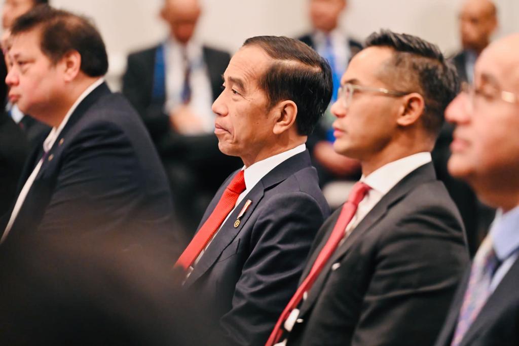 jokowi's tweet photo. ASEAN merupakan kawasan strategis yang memiliki modal kuat untuk menjadi pusat pertumbuhan dunia. ASEAN juga memiliki sejumlah kekuatan yang menjadi aset penting seperti pertumbuhan ekonomi di atas rata-rata dunia, demografi usia muda yang besar, dan stabilitas kawasan yang selalu terjaga. 

Saya menyampaikan hal ini pada acara ABAC ASEAN Caucus Day yang digelar di Hotel Four Seasons, San Francisco, Amerika Serikat, hari Rabu waktu setempat. Pada kesempatan itu saya menyambut baik terbentuknya ASEAN Caucus untuk memperkuat sentralitas ASEAN dalam APEC Business Advisory Council.