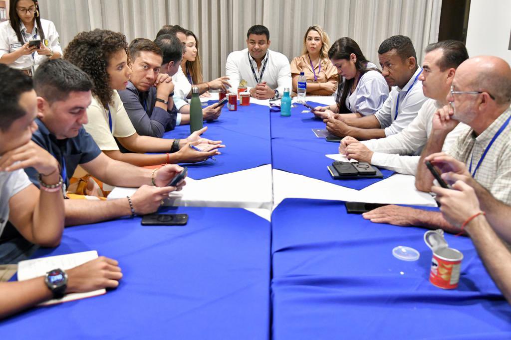 olmedolopezm's tweet photo. Gran alegría, ver tanta juventud entre los gobernadores electos que respaldan el proyecto progresista del gobierno del Presidente @petrogustavo . https://t.co/er9NxGzABU