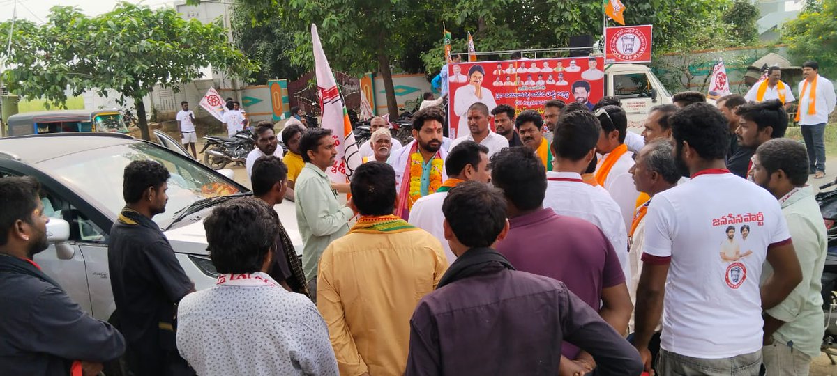 JSPTelangana's tweet photo. గ్రామాల్లో జనసేన అభ్యర్థి సంపత్ నాయక్ విస్తృత ప్రచారం

ఏన్కూరు మండలంలో  వైరా నియోజకవర్గ ఉమ్మడి బిజెపి, @JanaSenaParty ఎమ్మెల్యే అభ్యర్థి డాక్టర్ సంపత్ నాయక్ ప్రచారం నిర్వహించారు. టిఎల్ పేట, లచ్చగూడెం, బి ఆర్ పురం, రాజలింగాల, తిమ్మారావుపేట,ఎర్రబోడు తండా, రాయమాదారం, ఏన్కూర్ గ్రామాల్లో విస్తృతంగా ప్రచారం నిర్వహించారు. ఈ సందర్భంగా సంపత్ నాయక్ మాట్లాడుతూ జనసేన బిజెపి ప్రభుత్వ ఏర్పాటు ప్రస్తుత రాష్ట్ర పరిస్థితులకు ఎంతో అవసరమని "గ్లాస్ గుర్తు" కి మీ అమూల్యమైన ఓటు వేసి తనను గెలిపించాలని ప్రజలను కోరారు. తొలుత టిఎల్ పేట దేవాలయంలో ఆయన ప్రత్యేక పూజలు చేశారు. ఈ కార్యక్రమంలో ఉమ్మడి బిజెపి జనసేన నాయకులు వైరా అసెంబ్లీ కన్వీనర్ నెల్లూరి కోటేశ్వరరావు, జిల్లా ప్రధాన కార్యదర్శి శ్యాంసుందర్, రాష్ట్ర కౌన్సిల్ సభ్యులు కొవ్వూరి నాగేశ్వరరావు, మండల అధ్యక్షులు నల్లబోతుల రమేష్, జనసేన మండల కోఆర్డినేటర్ బొగ్గారపు శివకృష్ణ నరకుళ్ళ వెంకటేశ్వర్లు, బోల్లి వెంకటేశ్వర్లు, కొవ్వూరి మహేష్, రెంటపల్లి నారాయణ, పసుపులేటి కృష్ణ, పాశం భరత్, అన్నమయ్య, సతీష్, రాజేందర్, వీరభద్రం, నాగేంద్రబాబు తదితరులు పాల్గొన్నారు.

#VoteForGlass #VoteForJanaSena #TelanganaElection2023