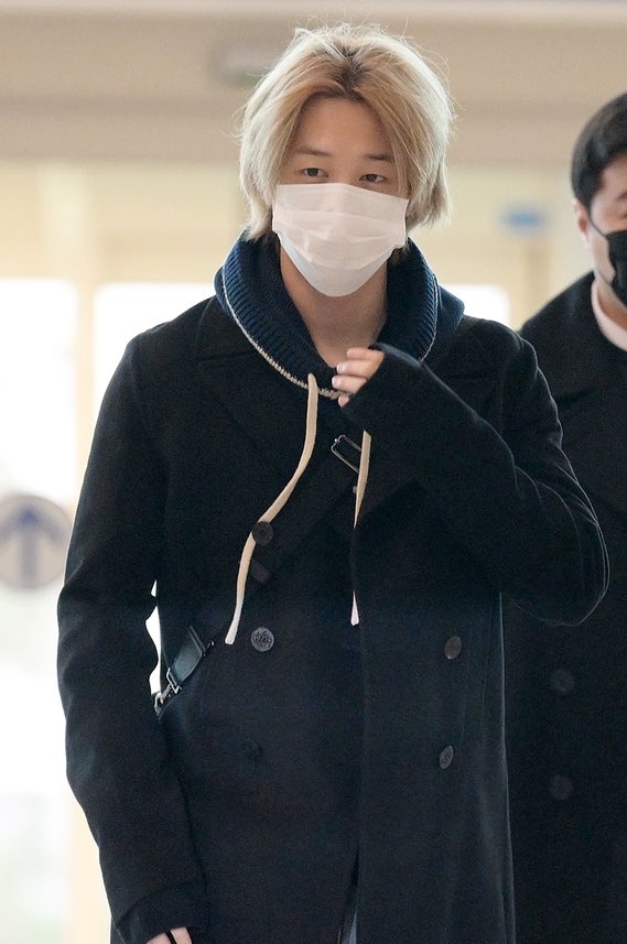 GLISTEN_J's tweet photo. 231116 #지민 출국 기사 사진 (1) https://t.co/WCwG4LpBWj