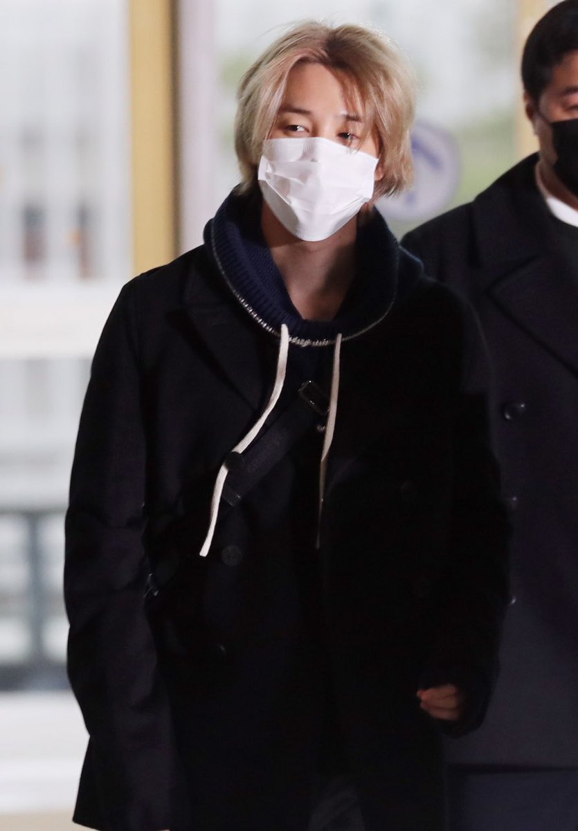 GLISTEN_J's tweet photo. 231116 #지민 출국 기사 사진 (1) https://t.co/WCwG4LpBWj