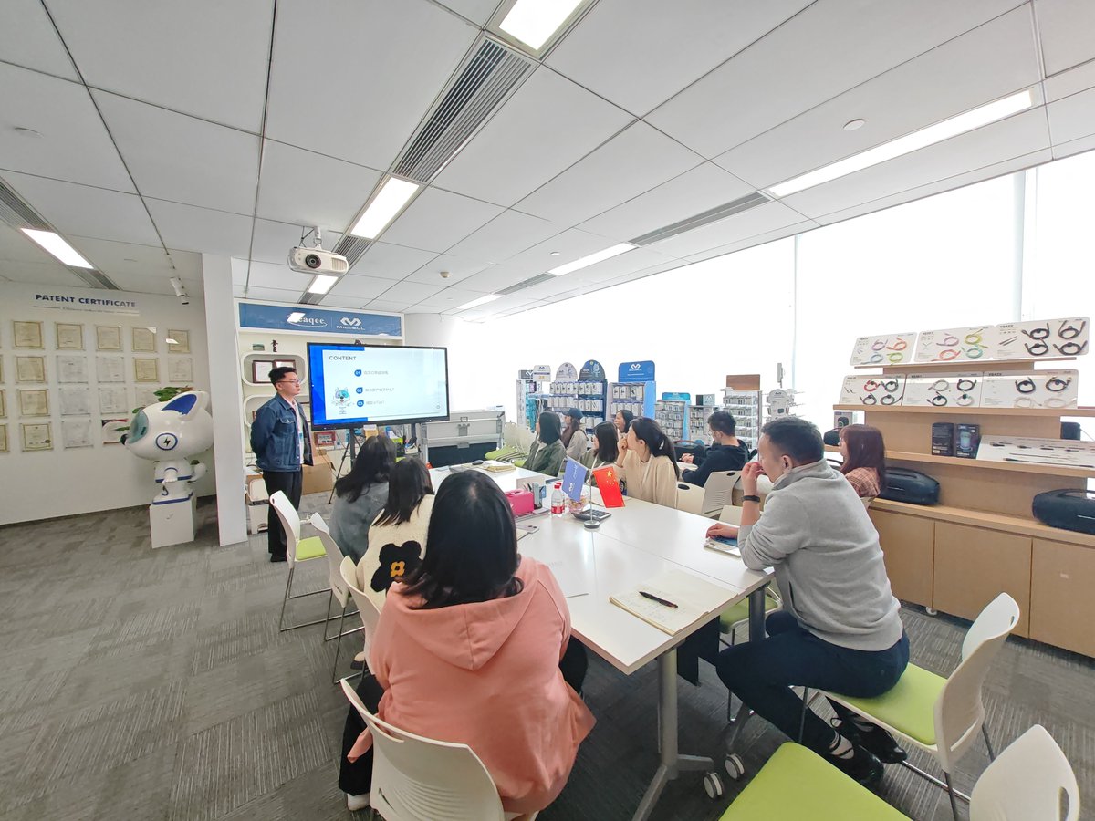 Veaqee's tweet photo. It is our internal #sharingsession that we organize regularly!
It encourages #collaboration, knowledge sharing and the development of best practices that that contribute to better serving our #customers and achieving win-win #development.💹
#Miccell #Veaqee https://t.co/hXLaPb0Slm