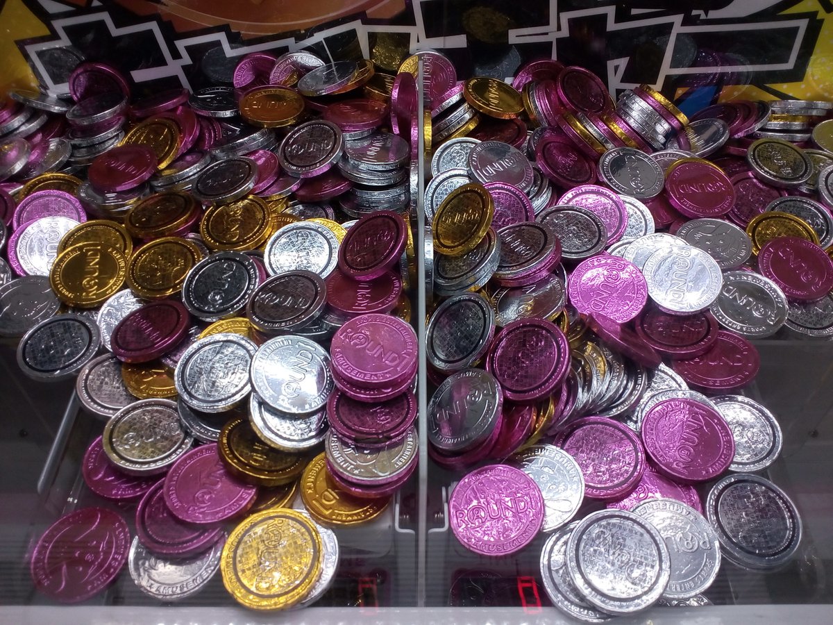 ２階の #10円キャッチャー の景品にメダルが！？ #メダルゲーム で遊べるメダルではなく！ ラウンドワン限定のメダル型チョコレートでーす！  メダル実物と並べて撮影してみました😊 スタッフ的には激熱の景品なので是非お手に取って欲しいです～！！ #ラウンドワン富士店