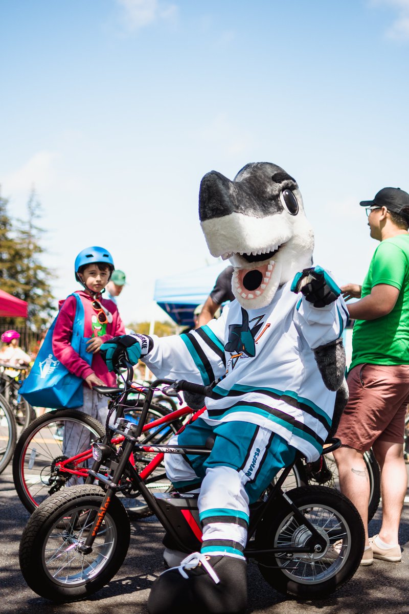 VivaCalleSJ's tweet photo. 🏒🦈 Shoutout to the real MVP, @officialsjsharkie! Win or lose, your dedication to our SJ community doesn't go unnoticed! Sending waves of positive vibes for an epic rest of the season. #vivacallesj #BuildingCommunityThroughFUN #sanjosé https://t.co/RHesvQC1Vr