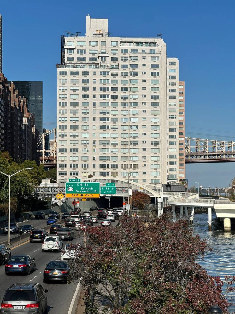 girlraper231's tweet photo. Although the autumn in Manhattan, New York is also very beautiful, I still like the autumn in my hometown https://t.co/3HXDr0l25J