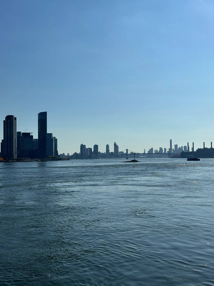 girlraper231's tweet photo. Although the autumn in Manhattan, New York is also very beautiful, I still like the autumn in my hometown https://t.co/3HXDr0l25J