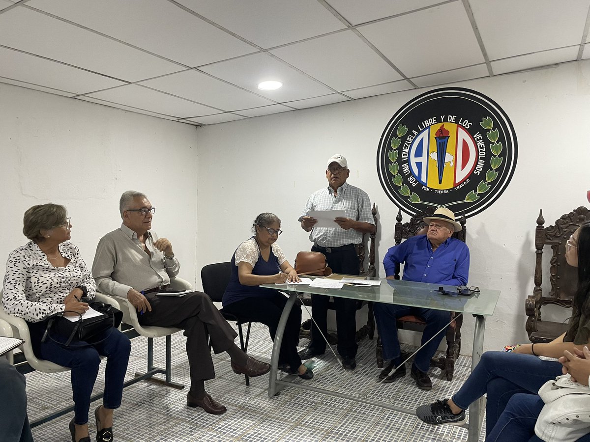 #16Nov | El CES <a href="/AD_Bolivar/">Accion Democrática Bolívar</a> sigue en su trabajo permanente por el rescate de la democracia 

Estuvimos en nuestra sede discutiendo acciones y motivados para asumir los retos del 2024

Vamos en una sola línea con la <a href="/unidadvenezuela/">Unidad Venezuela</a> y la candidata unitaria <a href="/MariaCorinaYA/">María Corina Machado</a>