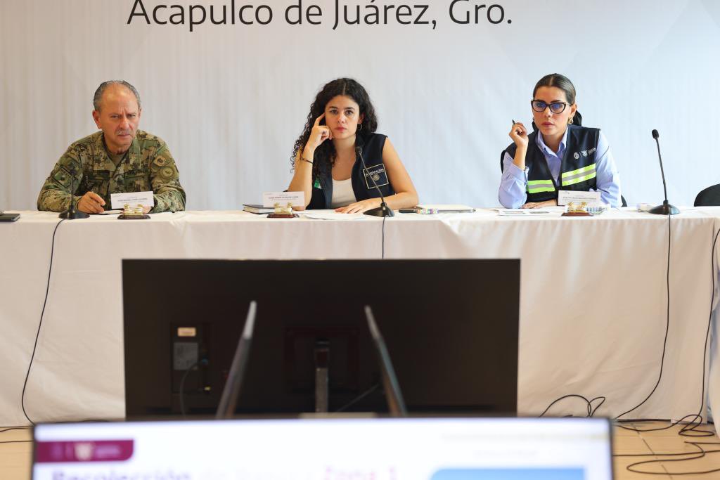 LuisaAlcalde's tweet photo. Desde muy temprano regresamos a Guerrero para llevar a cabo reuniones en el Centro de Mando para atender los impactos del huracán Otis.

Posteriormente, acompañamos al Presidente @lopezobrador_ en la evaluación del Plan de Reconstrucción de Acapulco y Coyuca de Benítez.

Agradecemos al Sindicato del Cemento de @CEMEXMx por haber enviado 55 tractocamiones y dos pipas tanque con sus respectivos operadores para ayudar en tareas de limpieza y recolección de basura.