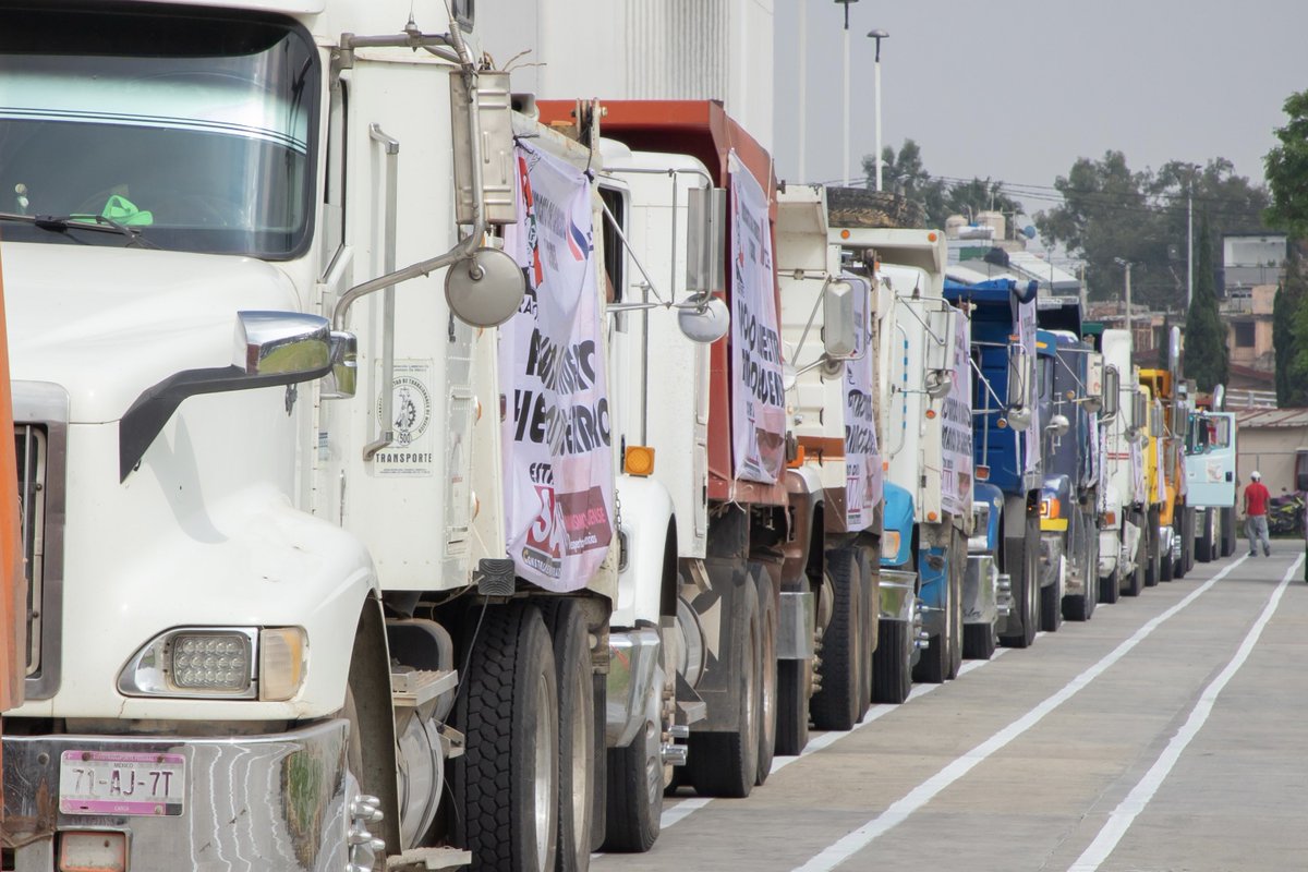 LuisaAlcalde's tweet photo. Desde muy temprano regresamos a Guerrero para llevar a cabo reuniones en el Centro de Mando para atender los impactos del huracán Otis.

Posteriormente, acompañamos al Presidente @lopezobrador_ en la evaluación del Plan de Reconstrucción de Acapulco y Coyuca de Benítez.

Agradecemos al Sindicato del Cemento de @CEMEXMx por haber enviado 55 tractocamiones y dos pipas tanque con sus respectivos operadores para ayudar en tareas de limpieza y recolección de basura.