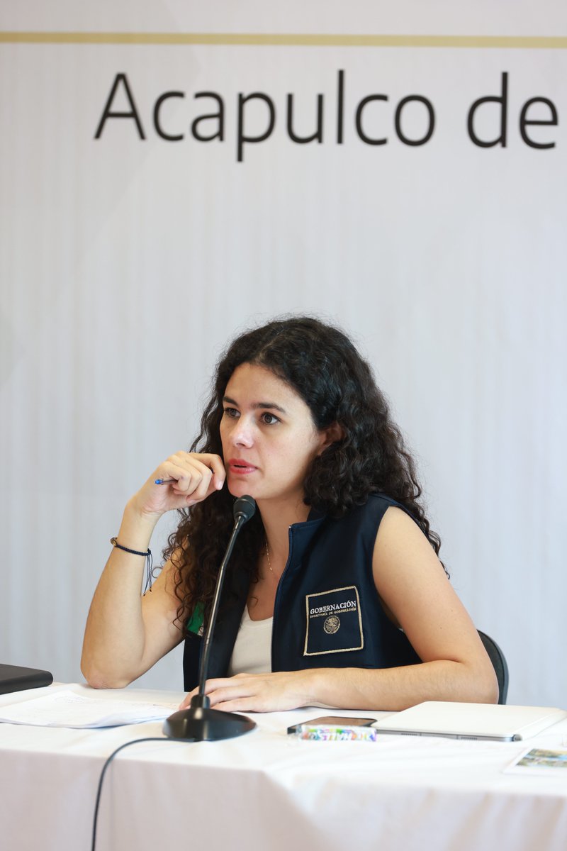 LuisaAlcalde's tweet photo. Desde muy temprano regresamos a Guerrero para llevar a cabo reuniones en el Centro de Mando para atender los impactos del huracán Otis.

Posteriormente, acompañamos al Presidente @lopezobrador_ en la evaluación del Plan de Reconstrucción de Acapulco y Coyuca de Benítez.

Agradecemos al Sindicato del Cemento de @CEMEXMx por haber enviado 55 tractocamiones y dos pipas tanque con sus respectivos operadores para ayudar en tareas de limpieza y recolección de basura.