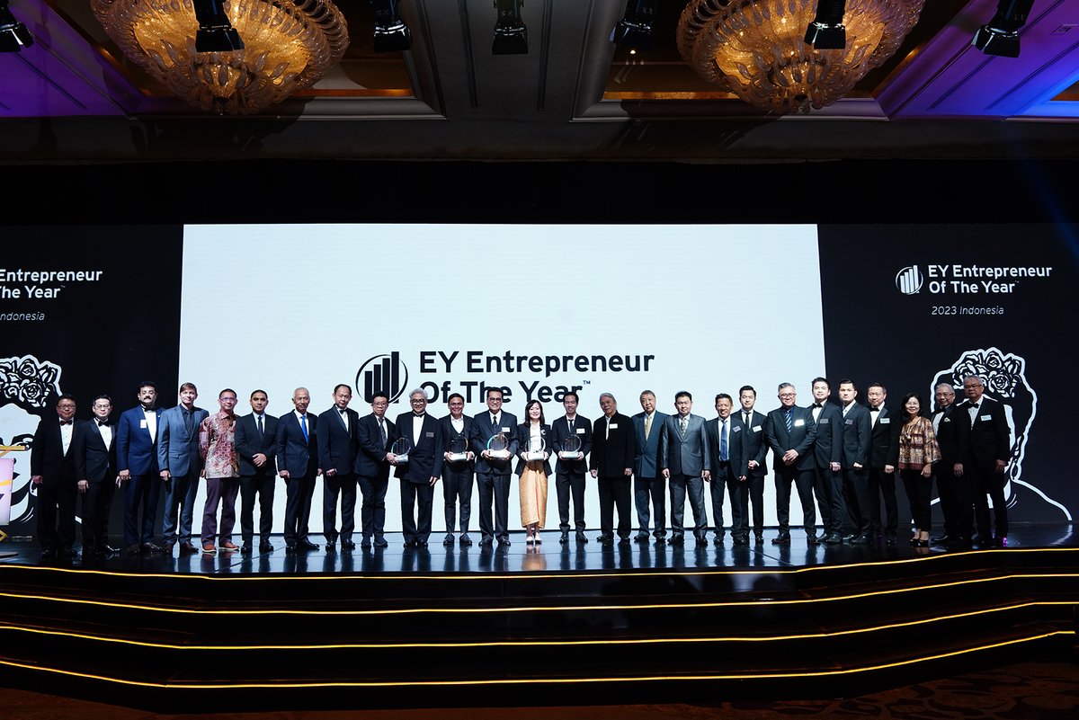 We are thrilled to announce Yozua Makes, CEO & Founder of PT Plataran Indonesia as the EY Entrepreneur Of The Year 2023 Indonesia! Congratulations to three other category awards and Lifetime Achievement Award. Read more: go.ey.com/46dEZqH
#EYEOYID #TheArtofEntrepreneurship