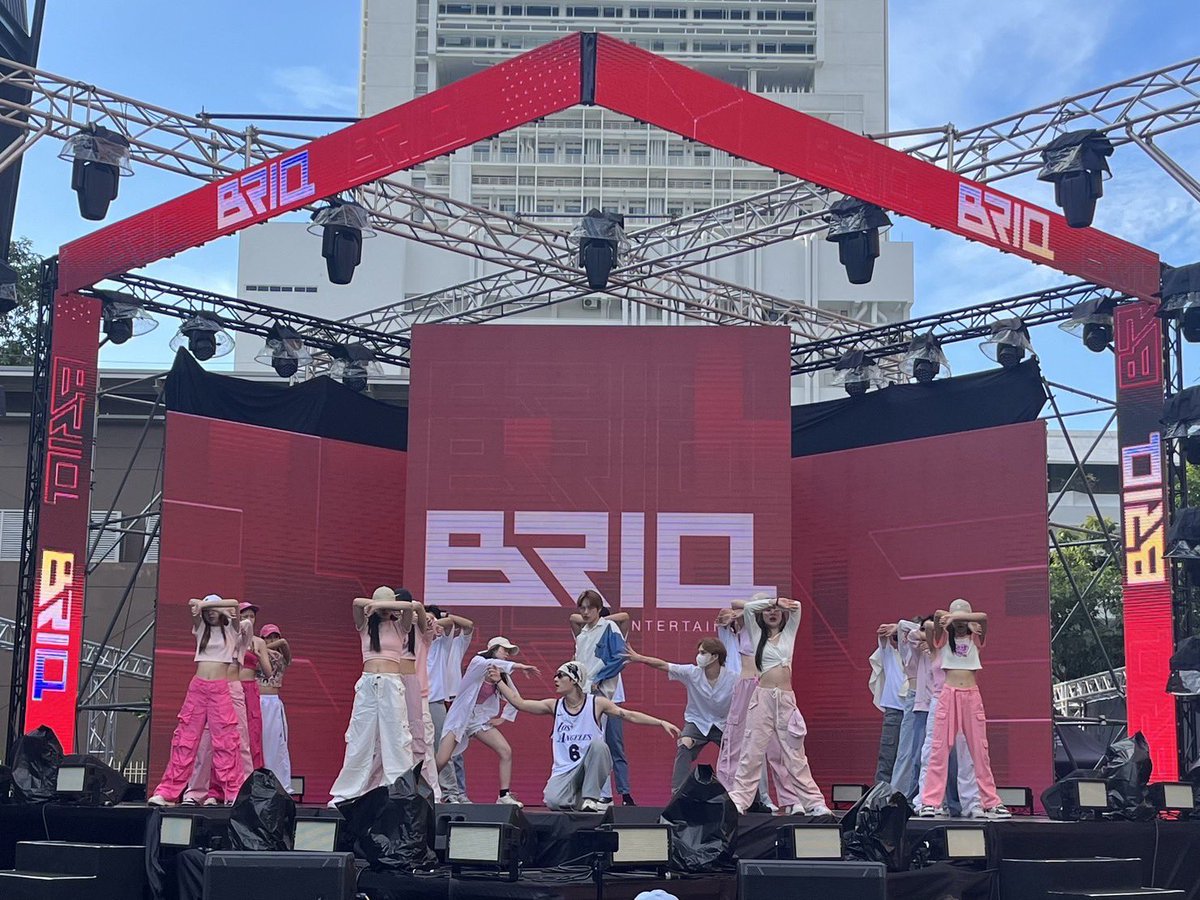 BRIQofficial's tweet photo. 6 โมงเย็นวันนี้ เรามีนัดกัน!! เช้านี้เลยแอบสปอยด้วยโมเมนต์ช่วงซ้อม Blockingแบบเบาๆ 👀
.
👉👉 6 โมงเย็นมีนัดดันเทรนด์กันน้าา # BRIQ_DDAY 

#BRIQ #DDAY #UnleashTheUnexpected #RSMUSIC https://t.co/jTErAJuYKQ
