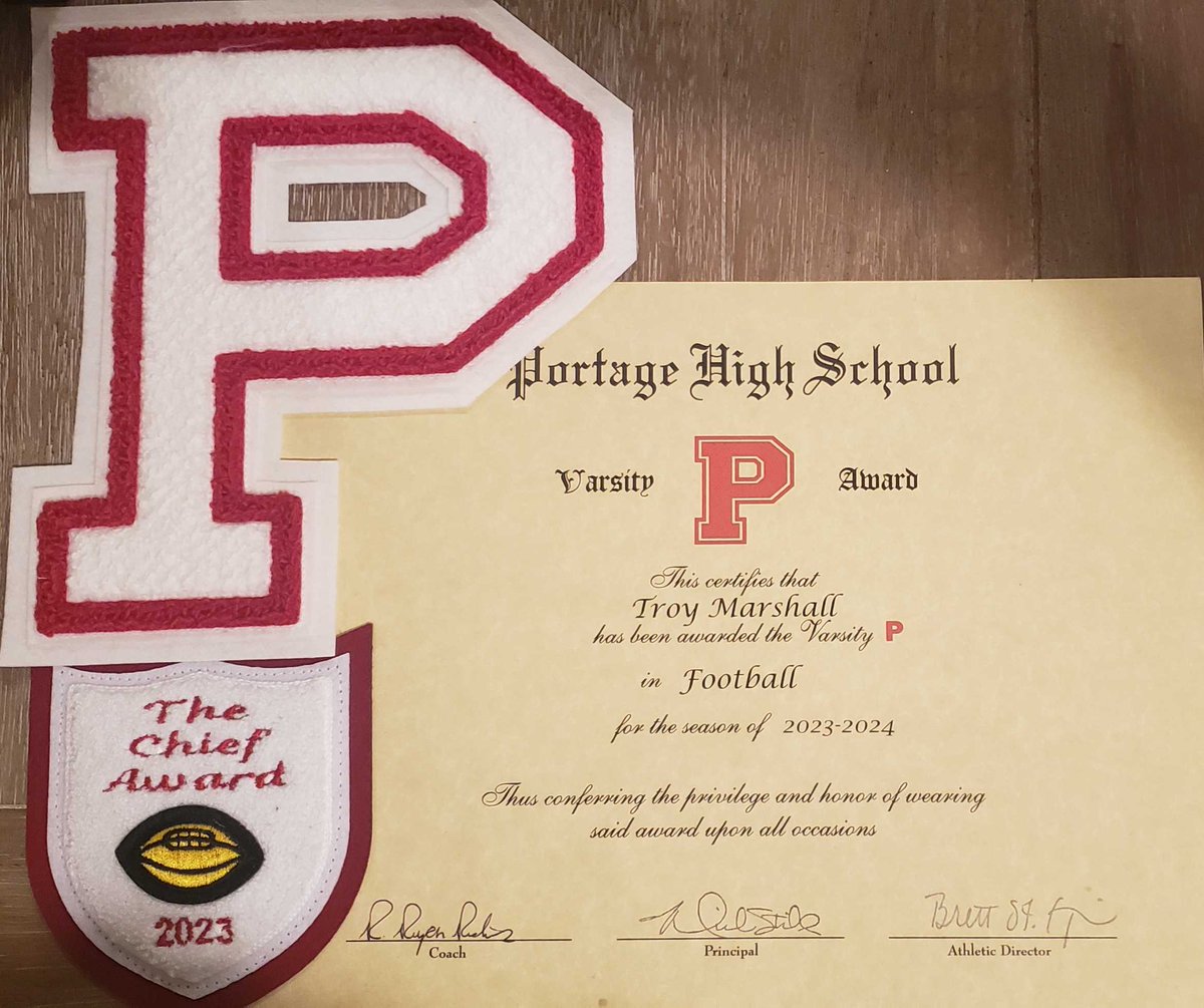 TroyMarshall428's tweet photo. Thank you for The Chief Award @PHS_IndianFB 🏈 https://t.co/o2e8TkR3ye