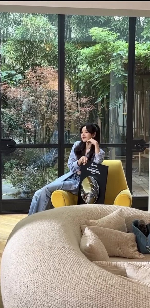 lalisamgger's tweet photo. While Lisa is taking photos with her 1B plaque, others are crying of jealousy 😛😛 https://t.co/aDJgvXfkAg