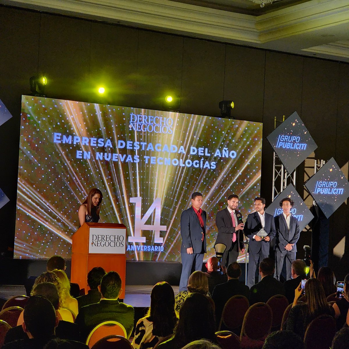 Empresa más destacada del Año en Nuevas Tecnologías: VITRINNEA
VITRINNEA ha redefinido la moda de segunda mano en Centroamérica, ganándose el título de Empresa más Destacada del Año en Nuevas Tecnologías en los #PremiosDerechoyNegocios2023. ¡Un ejemplo de innovación! <a href="/vitrinnea/">Vitrinnea</a>