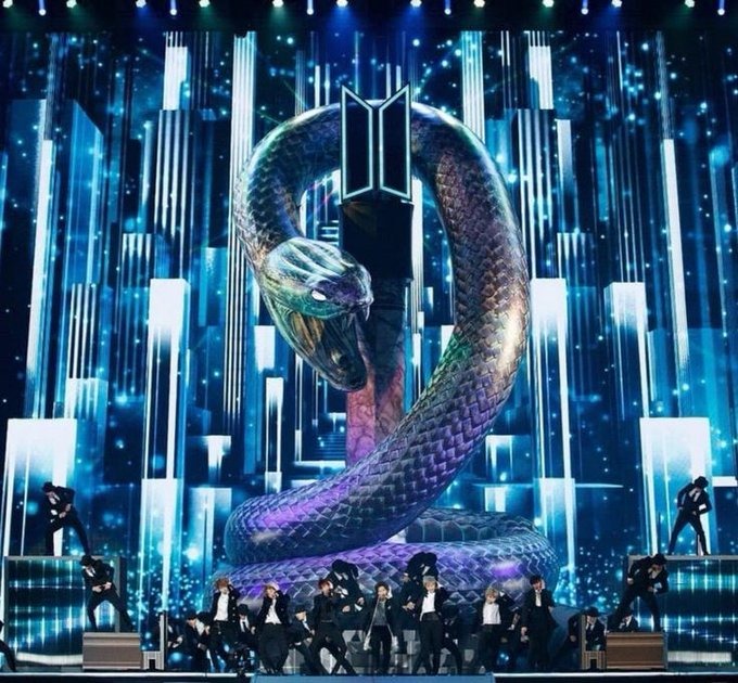 daniBTSxHN's tweet photo. Pildora del Tiempo *CORREGIDA*

En MAMA 2019, BTS bailó su canción dyonisus con una representación del cetro de dyonisius que es una serpiente envolviendo el cetro con una corona egipcia. 
+ https://t.co/eLMnURLs94