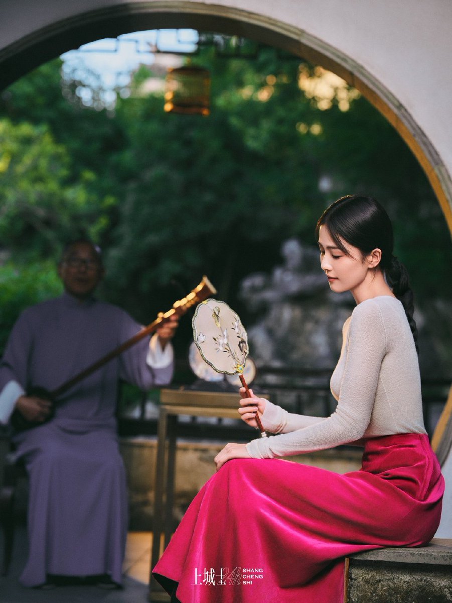 SMilkdrama's tweet photo. "#BaiLu has been longing for a long vacation of 2-3 months. If there's none, she holds on to bits of it. A self-consistent person does not struggle. If a person has the ability to be happy all the time, she can have a 'holiday' that does not require the approval of anyone else." https://t.co/6HU4XTcFG4