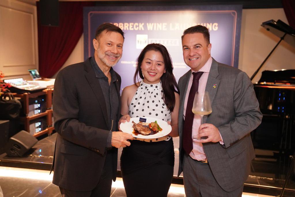 Celebrating a new premium product in the booming Vietnam market: Torbreck Wines 🍷 (🇦🇺 wine sales to 🇻🇳 are 🆙 97% over last 2 years) Thank you to Sacha @TorbreckBarossa and 🙏 to @GU_Bistronomy for hosting an amazing event and supporting premium Aussie produce. 🥩🍖🦞