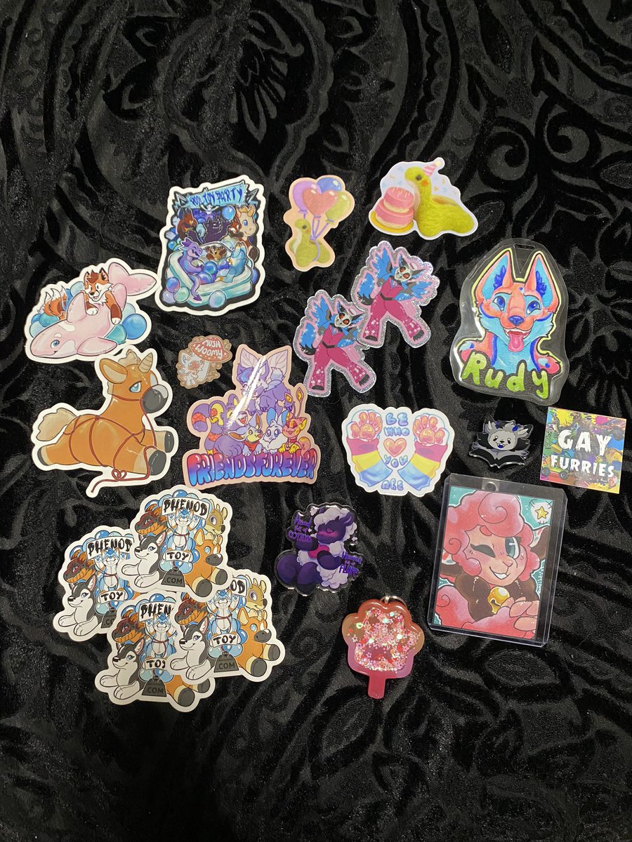 pannycakee's tweet photo. Almost forgot to do my #aquatifur2023 haul 🤭💕 tag the artists if you know them!

Rudy badge is by Twinning Tree Creations, I can’t find my business card for the artist that made the Claire card 😔

#aquatifur #pooltoyparty https://t.co/5uL8JSMpx8
