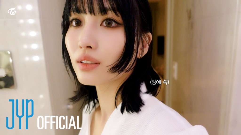 MOMO-log : Miu Miu Show at Paris Fashion Week ❤YouTube: youtu.be/CS-DrmCH4J0 💚NAVER TV: tv.naver.com/v/42922908 #TWICE #트와이스 #MOMO #모모