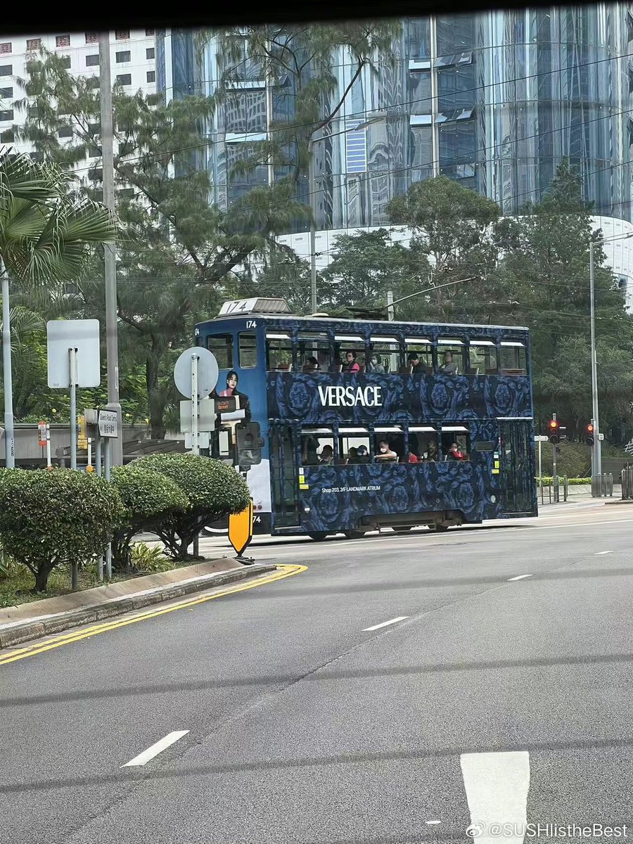 HHJ_Data's tweet photo. Bus dressed in @Versace in Hong Kong 

VERSACE PRINCE HYUNJIN 
#VersaceHoliday23
#HYUNJINxVERSACE https://t.co/mzZAdUrwb4
