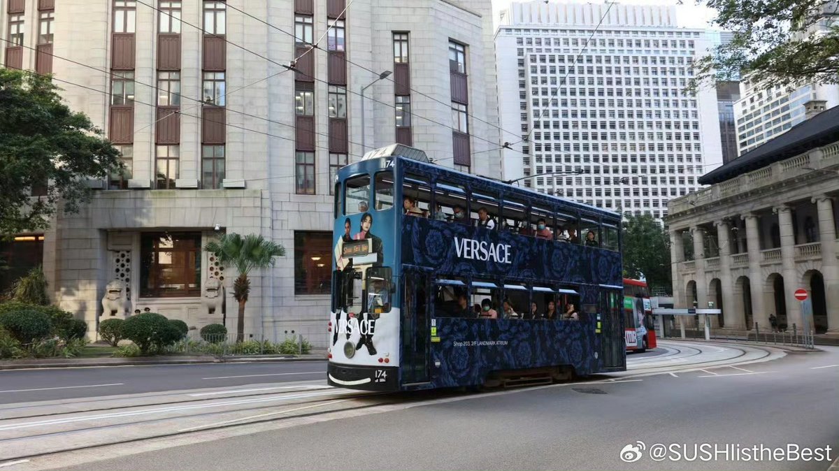 HHJ_Data's tweet photo. Bus dressed in @Versace in Hong Kong 

VERSACE PRINCE HYUNJIN 
#VersaceHoliday23
#HYUNJINxVERSACE https://t.co/mzZAdUrwb4