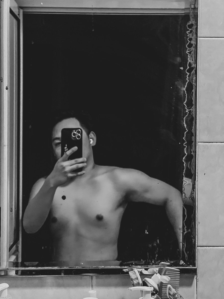 ChesterJulian4's tweet photo. Kailangan na ulit mag buhat! 1 month to go before vacations starts! https://t.co/CbEvWTCIhk