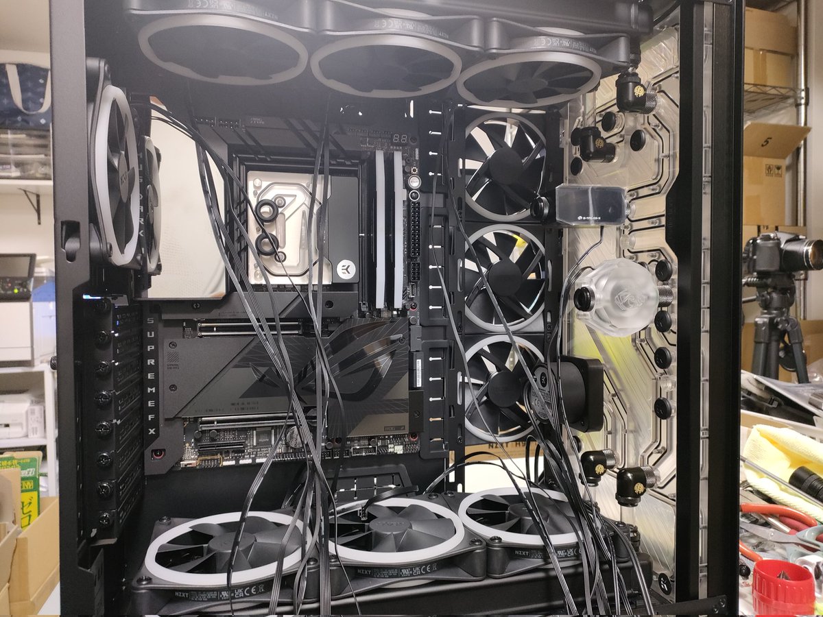 PCtake's tweet photo. 良い感じのモンスターPCに仕上がりそうだぜ! https://t.co/CHVocQejwE